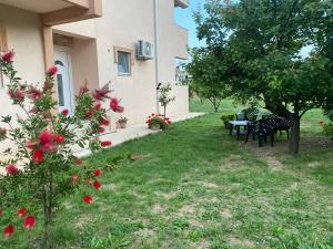 Lovely Green Eden and free parking place