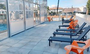 Chez Ced et Laeti, Appartement privé avec jardin et terrasse dans résidence lestuaire muni dune piscine couverte et aire de jeu, Linge de lit et de salle deau ainsi que télé, compris dans le tarif Profitez à fond de notre belle région