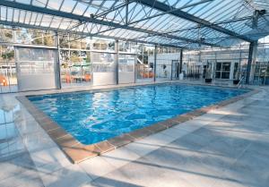 Chez Ced et Laeti, Appartement privé avec jardin et terrasse dans résidence l'estuaire muni d'une piscine couverte et aire de jeu, Linge de lit et de salle d'eau ainsi que télé, compris dans le tarif Profitez à fond de notre belle région - 3hvězdičkové hotely ve městě Le Verdon-sur-Mer