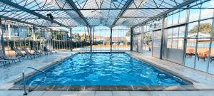 Chez Ced et Laeti, Appartement privé avec jardin et terrasse dans résidence lestuaire muni dune piscine couverte et aire de jeu, Linge de lit et de salle deau ainsi que télé, compris dans le tarif Profitez à fond de notre belle région