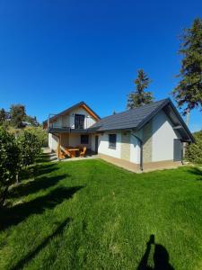 Haloze na dlani - Haloze in your hand, hiša s pogledom na hribe - a house vith a view of hills