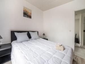 Maisons de vacances Holiday Home with Roofed Swimming Pool : photos des chambres