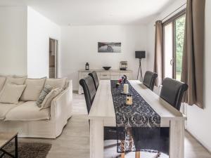 Maisons de vacances Holiday Home with Roofed Swimming Pool : photos des chambres