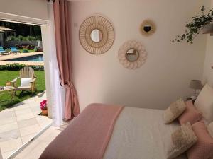 Maisons d'hotes LA MAISON DE LA DUNE - Chambres Climatisees - Jacuzzi 1ere seance offerte - Piscine chauffee avec Abri Amovible - Plage situee a 200m, acces direct par le bois : photos des chambres