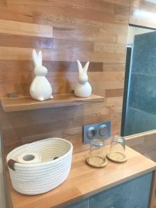 Maisons d'hotes LA MAISON DE LA DUNE - Chambres Climatisees - Jacuzzi 1ere seance offerte - Piscine chauffee avec Abri Amovible - Plage situee a 200m, acces direct par le bois : photos des chambres