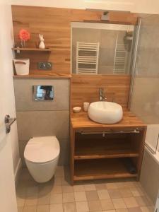 Maisons d'hotes LA MAISON DE LA DUNE - Chambres Climatisees - Jacuzzi 1ere seance offerte - Piscine chauffee avec Abri Amovible - Plage situee a 200m, acces direct par le bois : photos des chambres