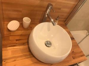 Maisons d'hotes LA MAISON DE LA DUNE - Chambres Climatisees - Jacuzzi 1ere seance offerte - Piscine chauffee avec Abri Amovible - Plage situee a 200m, acces direct par le bois : photos des chambres