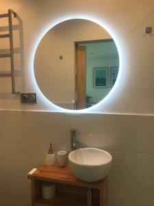 Maisons d'hotes LA MAISON DE LA DUNE - Chambres Climatisees - Jacuzzi 1ere seance offerte - Piscine chauffee avec Abri Amovible - Plage situee a 200m, acces direct par le bois : photos des chambres