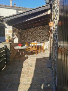 Maisons de vacances Mes Maisons Gardoises comprises of Two Gites sleeping 14 with Two Private Pools, Kids Room, Laundry room, Disco Theatre plus free WiFi! : photos des chambres