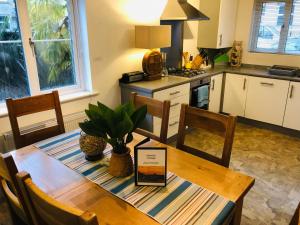 Starfish Cottage- private beach access- dog friendly
