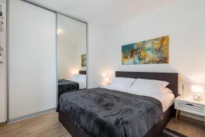 BRAND NEW 1BR near Central Station, Old Town, Beach - 3 minute Walking