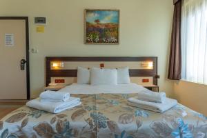 Deluxe Triple Room with Sea View room in Hotel Karacam