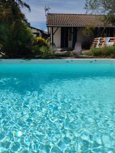 Sejours chez l'habitant chambre independante avec piscine : photos des chambres