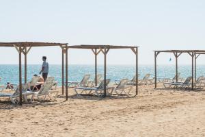 Beachfront Sunny Apartment , Sea & Mountain View