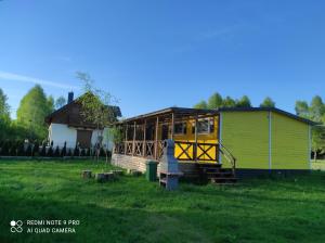 Domek letniskowy - żółty-całoroczny