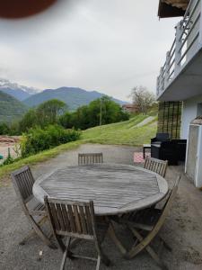 Appartements maison du haut de FREYDON ambiance Montagne : photos des chambres