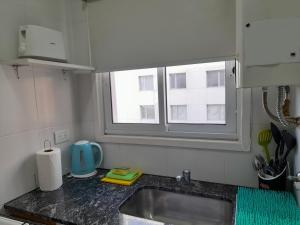 Hermoso AMBIENTE con balcón a metros del mar