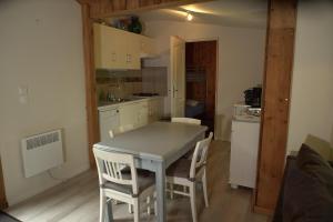 Lodges Les Grangeonnes, gites nature, piscine, sauna pour accueil familiale ou de groupe : photos des chambres