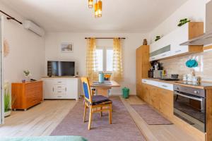 Mare-More studio w balcony and beach front and view