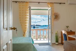 Mare-More studio w balcony and beach front and view