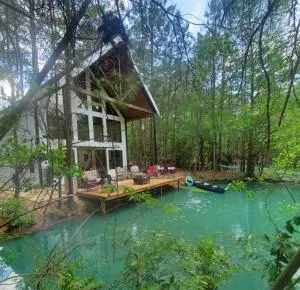 Waterfront Lonestar Cabin in a Magical Forest - مانغوليا
