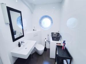 ALFA Stuttgart City 4ZW Beste City Lage Berliner Platz max 8 Personen Netflix Küche WM l 4BR 7 Beds 8 people l Fully equipped Kitchen & Bathroom