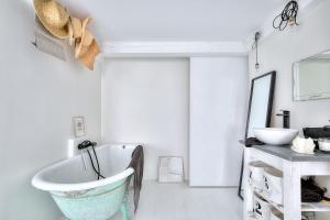 Le Cocon en plein centre du village médiéval de Mougins vue mer