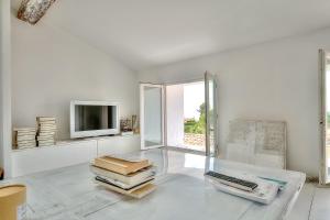 Le Cocon en plein centre du village médiéval de Mougins vue mer