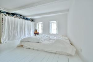 Le Cocon en plein centre du village médiéval de Mougins vue mer