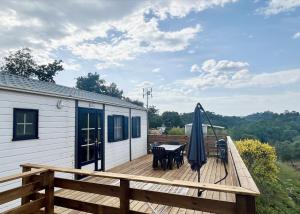 Campings Joli Chalet avec grande terrasse et acces piscine : photos des chambres