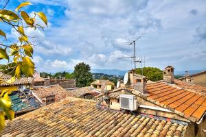 Appartements Le Cocon en plein centre du village medieval de Mougins vue mer : photos des chambres