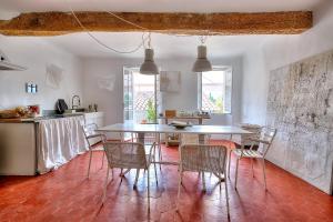 Le Cocon en plein centre du village médiéval de Mougins vue mer