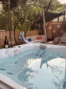 Maison dans les Arbres, SPA, Tennis, Parking