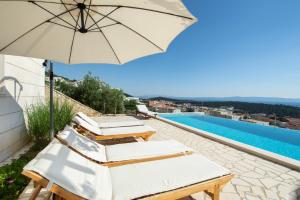 Luxury villa with heated pool, jacuzzi and sauna