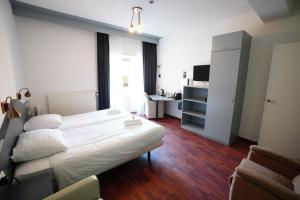 Twin Room - Disability Access room in Hotel Brasserie Den Burg