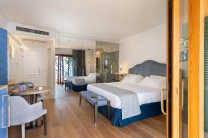 Zimmer mit Queensize-Bett und Meerblick