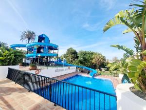 Precioso apartamento con piscinas y vistas al mar.