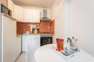 Sunny apartment ILI near Amfiteatar