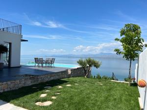 Lake Breeze Villa with a Pool & Magnificent Views