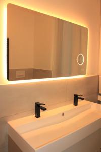 2BEDROOMS - 2STANZE - 4BEDS Minimum 3 days -TheTechFlat- Red Metro Milano Sesto Marelli San Babila Duomo Fiera - No City tax required - dishwasher