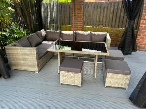 Numero Uno Detached Aparthouse 7 BR Hot Tub Wifi Parking