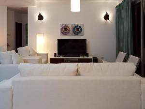 Great Location Living, Modern 2-Bed Apartment with Pool & Gym, Full Amenities, Long Stays Welcome