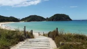 Matapouri bach - beautiful Northland beach - Helena Bay