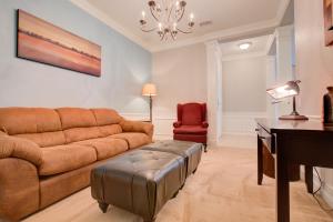 Gorgeous 1st-Floor, End Unit Condo w LAKEVIEW