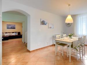 Holiday Home Tommy by Interhome