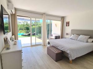 Maisons de vacances Maison climatisee avec piscine privee, 5 pieces, 7 couchages a 15 min des plages de Vallauris - FR-1-252-103 : photos des chambres