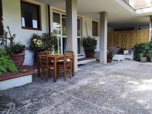 Parte di casa con giardino e piscina