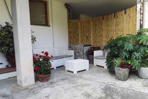 Parte di casa con giardino e piscina