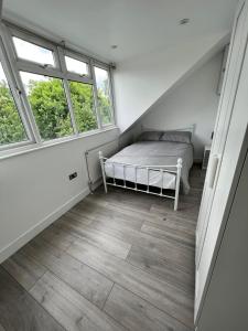 Lovely 2 Bedroom Flat with Roof Terrace in London NW6