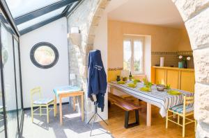 Maisons de vacances Treffiagat - Grande maison pour 9 - Jardin : photos des chambres